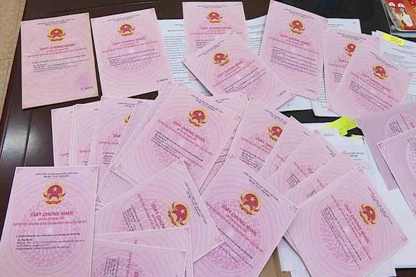 Bộ hồ sơ sang tên sổ đỏ bao gồm sổ đỏ, căn cước công dân và hợp đồng chuyển nhượng